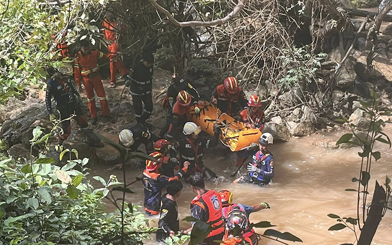 ပြင်ဦးလွင် ၈ ထပ် ရေတံခွန်မှ ပြုတ်ကျပျောက်ဆုံးနေသည့် အမျိုးသမီး ၁ ဦး၏ အလောင်းတွေ့ 