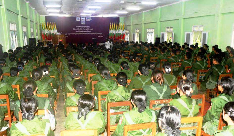 တက္ကသိုလ်လေ့ကျင့်ရေးတပ်ဖွဲ့ဝင် ဆရာ၊ ဆရာမနှင့် ကျောင်းသားများကို စစ်သင်တန်းပေးနေ