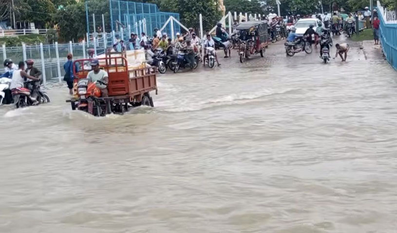 မုန်တိုင်ဆည်ဖောက်ချမှုကြောင့် မိတ္ထီလာတွင် လမ်းအချို့ ရေကျော်နေ