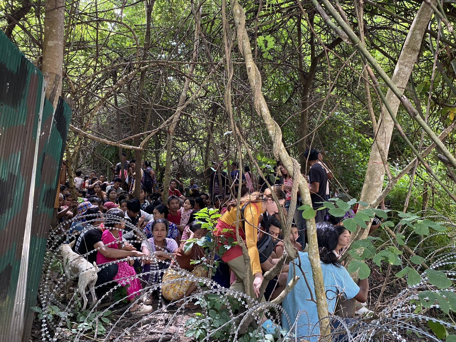 ထီးခီးရွာကို စစ်တပ်က ဗုံးကြဲမှုကြောင့် ရွာသား ၃၀၀ ခန့် ထိုင်းနိုင်ငံဘက် တိမ်းရှောင် 