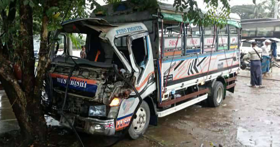 လှိုင်သာယာ၌ စက်ရုံကြိုပို့ကားနှင့် ၂၂ ဘီးကား တိုက်မိပြီး အလုပ်သမား ၂၅ ဦး ဒဏ်ရာရ