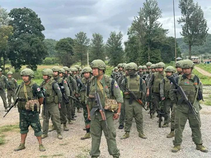 စစ်တပ်နှင့် PNO က ပြည်သူများကို စစ်ယူနီ‌ဖောင်းဝယ်ခိုင်းပြီး အဓမ္မ ကင်းစောင့်ခိုင်း