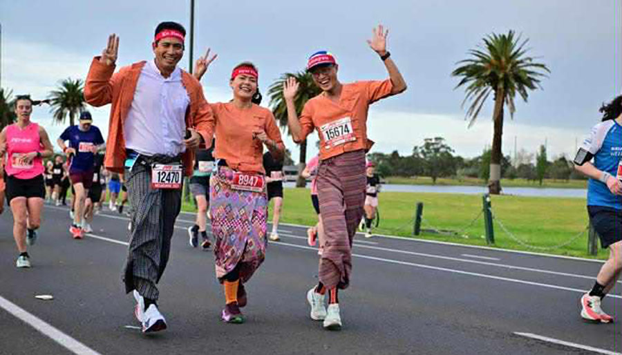 ဩစတြေးလျမာရသွန်ပွဲ၌ NLD ဝတ်စုံဝတ်ဆင်ပြီး ဝင်ပြိုင် (ဓာတ်ပုံ) 