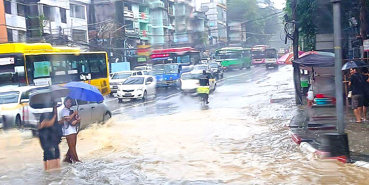 ရန်ကုန်တွင် မိုးခဏရွာရုံဖြင့် လမ်းမပေါ် ရေကြီးနေသည့် စည်ပင်မြောင်းတူးစနစ်ကို အများပြည်သူ ဝေဖန်