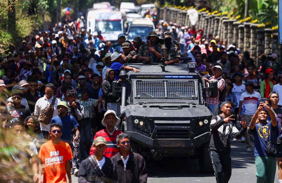 မာဒါဂတ်စကာတွင် ဆန္ဒပြ Gen Z များဘက်က စစ်တပ်ရပ်တည်အပြီး သမ္မတ ထွက်ပြေး