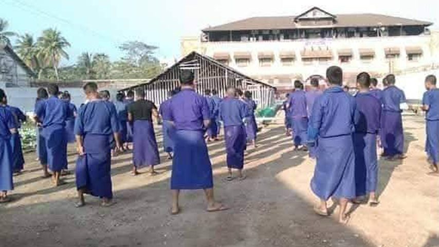 အင်းစိန်ထောင်တွင် နိုင်ငံရေးအကျဥ်းသားများကို ခြေချင်းခတ်ပြီး ရိုက်နှက်နှိပ်စက်နေ