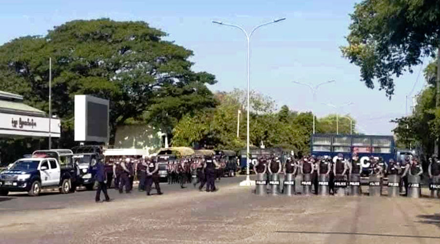 မုံရွာ၊ ပြည်တော်သာရပ်ကွက်ကို စစ်တပ်ကဝင်ရောက်ပြီး ‌‌‌‌‌‌‌‌‌‌‌‌‌‌‌‌‌‌‌‌‌‌‌‌ ဖုန်းနှင့် အဖိုးတန် ရွှေငွေများယူဆောင်
