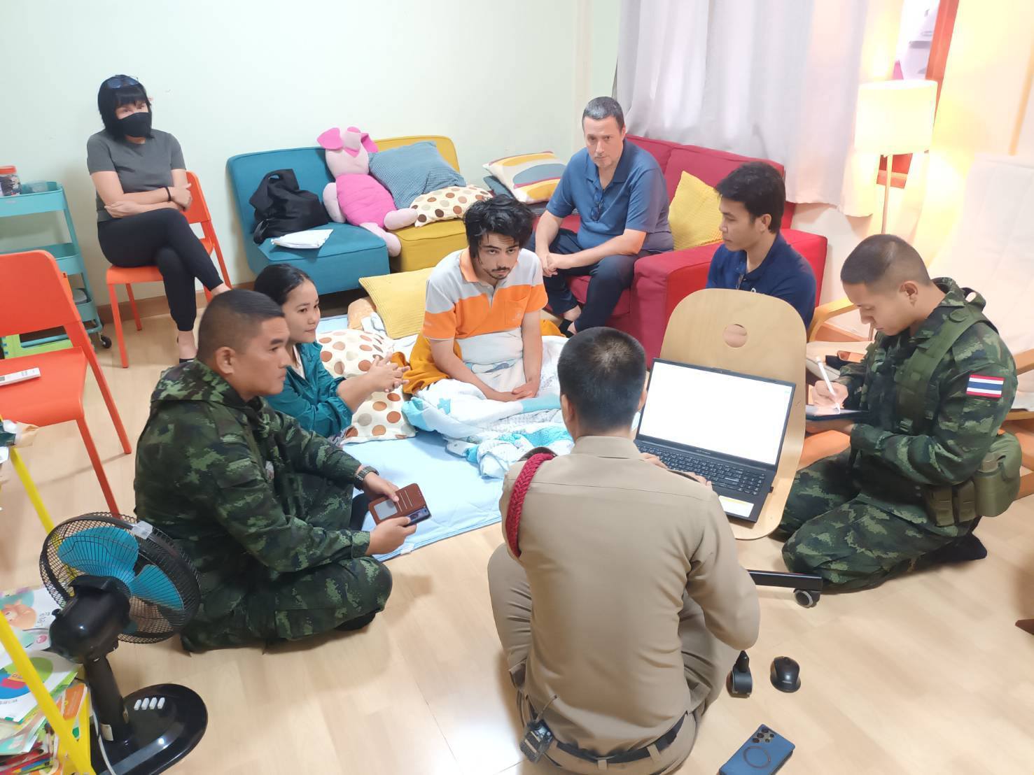 မြန်မာနယ်စပ် တောထဲ ၂ ပတ်ကြာ မျက်စိလည်လမ်းမှား ပျောက်ဆုံးနေသည့် ဗြိတိန်လူငယ် ပြန်တွေ့