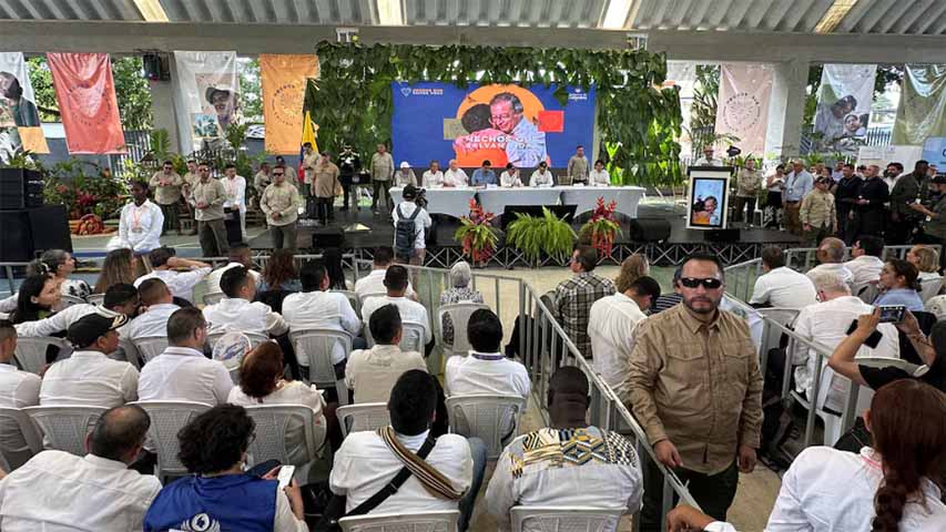 ကိုလံဘီယာ FARC သူပုန်အဖွဲ့က စစ်လက်နက်ပစ္စည်းများ လွှဲပြောင်းပေးအပ်