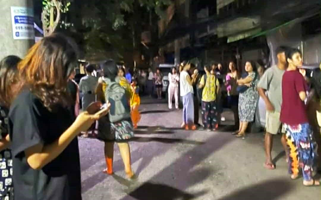 ရန်ကုန်တွင် ငလျင်လှုပ်ခတ်မှုကြောင့် အထပ်မြင့်နေသူများ လမ်းပေါ်ကိုဆင်းပြေးခဲ့ရ