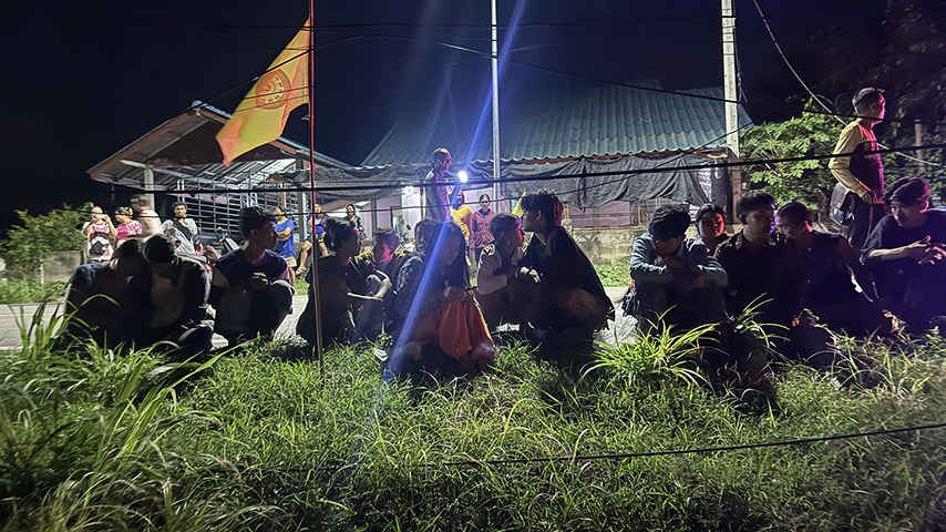 ကန်ကျနပူရီတွင် တရားမဝင်မြန်မာများတင်လာသောကား စစ်ဆေးရေးရှောင်စဉ် ဓာတ်တိုင်ဝင်တိုက် 