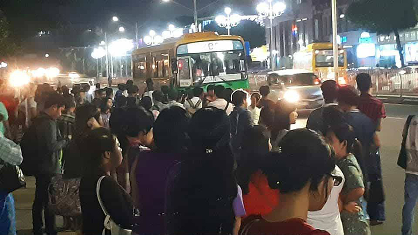 YBS ဘတ်စ်ကားမှတ်တိုင်များတွင် ခရီးသည်စုပြုံမှုမရှိရန် စစ်တမ်းကောက်နေ