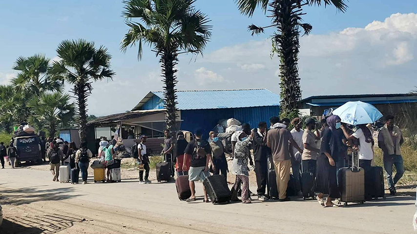 စစ်တပ်ဝင်စီးသဖြင့် ထိုင်းနိုင်ငံဘက်ကို ကျားဖြန့်လုပ်သားများ ထွက်ပြေး (ဓာတ်ပုံ) 