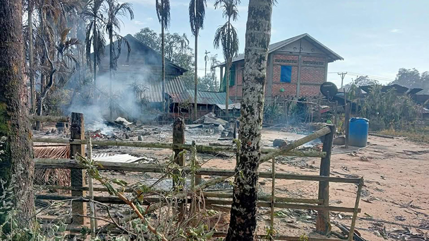 သရက်ချောင်းမြို့နယ်၌ စစ်တပ်က စစ်ကြောင်းထိုးပြီး ရွာမီးရှို့ 