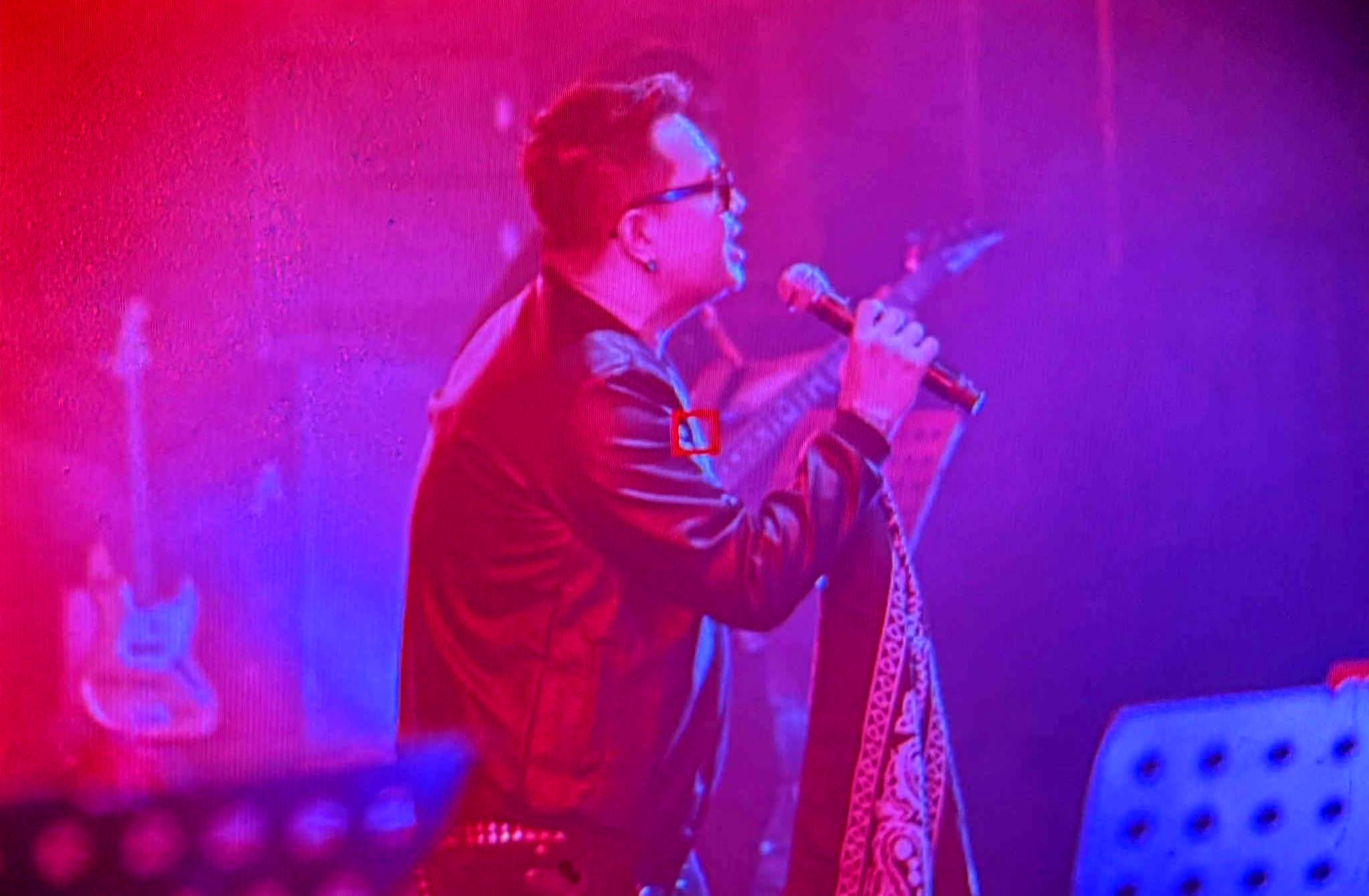 Fever 109 အဆိုတော် အဒီနို စင်မြင့်ထက် ဖျော်ဖြေစဉ် လဲကျကွယ်လွန်