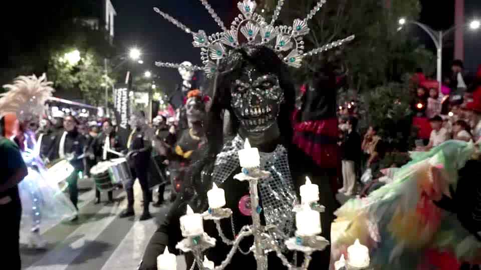 မက္ကဆီကိုစီးတီး၌ Day of Dead အကြို အရိုးခြောက် စီတန်းလှည့်လည်ပွဲ ကျင်းပ