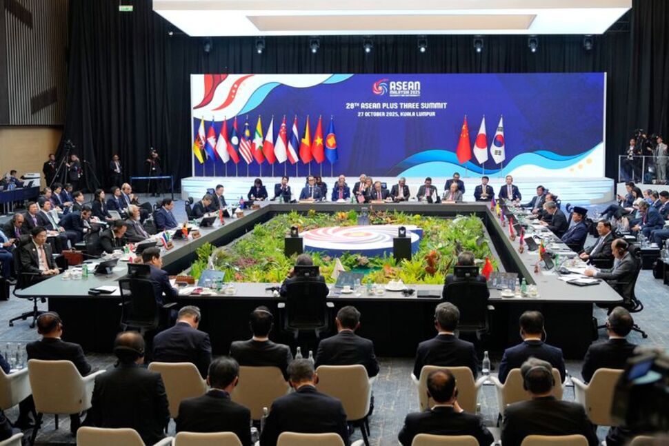 အာဆီယံ+၃ ထိပ်သီးဆွေးနွေးပွဲ၌ စည်းကြပ်ခွန်နှင့် ကျားဖြန့်အရေး လွှမ်းမိုး