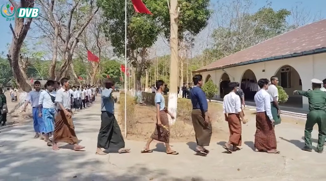 နိုင်ငံအတွင်း အလုပ်လုပ်နိုင်သည့် လူငယ် အများအပြားရှိနေသေးဟု စစ်ခေါင်းဆောင်ပြော   