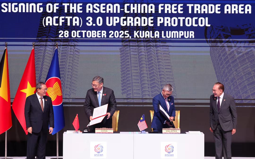 တရုတ်-အာဆီယံ လွတ်လပ်သည့်ကုန်သွယ်ရေးဇုန် အဆင့်မြှင့်တင်ရေး လက်မှတ်ရေးထိုး