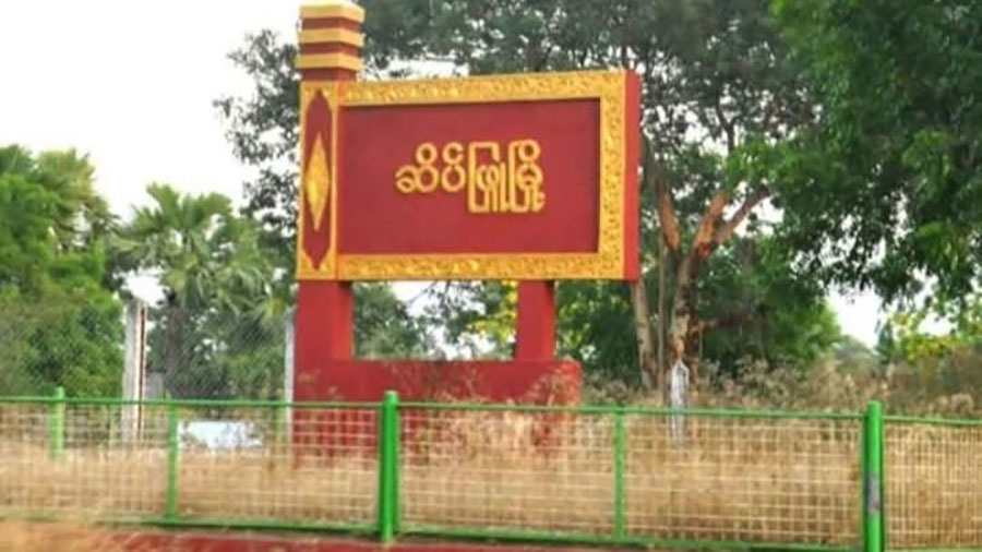 ဆိပ်ဖြူတွင် စစ်တပ်ဂိတ် တိုက်ခိုက်ခံရပြီး ၄ ဦးသေဆုံး၊ လက်နက်ခဲယမ်းအချို့ သိမ်းဆည်းမိ