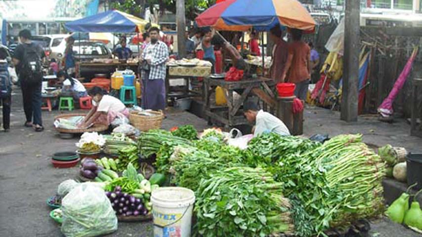 ရောင်းချချိန် ကန့်သတ်ပိတ်ပင်ထားသဖြင့် ရန်ကုန် လမ်းဘေးစျေးသည်များ အခက်အခဲဖြစ်