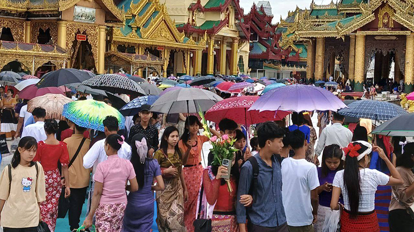 တန်ဆောင်မုန်းလပြည့်နေ့ မိုးရွာနေသော်လည်း ရွှေတိဂုံဘုရားကို ပြည်သူများလာရောက်ဖူးမြော် (ဓာတ်ပုံ) 