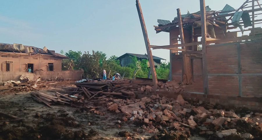 ယင်းမာပင် သစ်ရာပင်ရွာ ဂျက်တိုက်လေယာဉ်ဖြင့် ဗုံးကြဲခံရ၊ ဘုတလင်တွင် စစ်တပ် တိုက်ခိုက်ခံရ