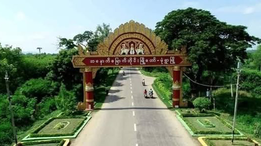 မုံရွာတွင် ခရီးသည်ကားပေါ် ပါလာသည့် စစ်တပ်က ဆိုင်ကယ်စီး အမျိုးသား  ၃ ဦးကို ပစ်သတ် 