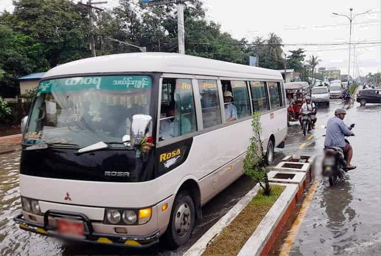 ပဲခူးမြို့အတွင်း ခရီးသည်တင်ယာဥ်များ ဝင်ခွင့်မပေးတော့သဖြင့် ခရီးသည်များ အခက်တွေ့