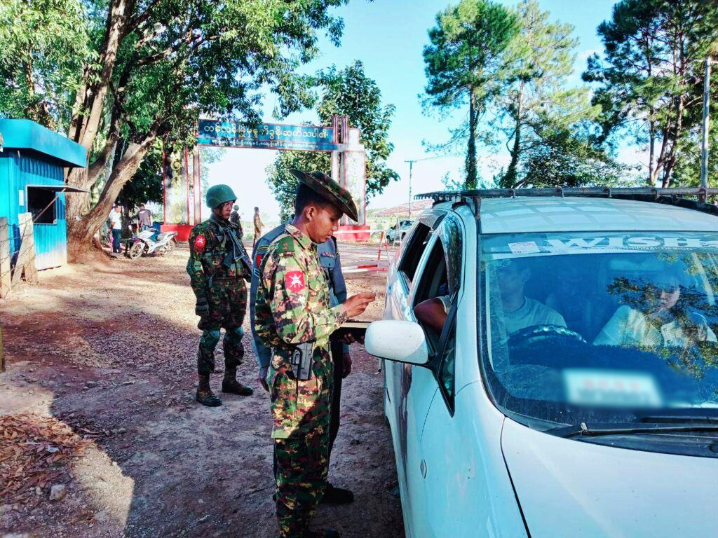 ရှမ်းမြောက်ကဆင်းလာသည့် ကုန်ကားအပါအဝင် ကားအစီး ၅၀ ကျော်ကို စစ်တပ်က ဖမ်းဆီး
