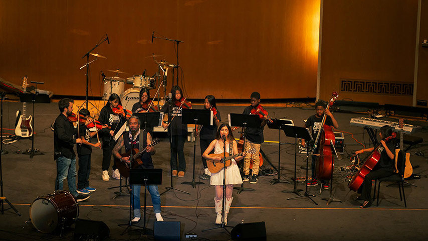 ရောင်နီ Live in Buffalo ဂီတဖျော်ဖြေပွဲမှ ရန်ပုံငွေ ဒေါ်လာ ၅၅,၀၀၀ ဝန်းကျင်ရရှိ