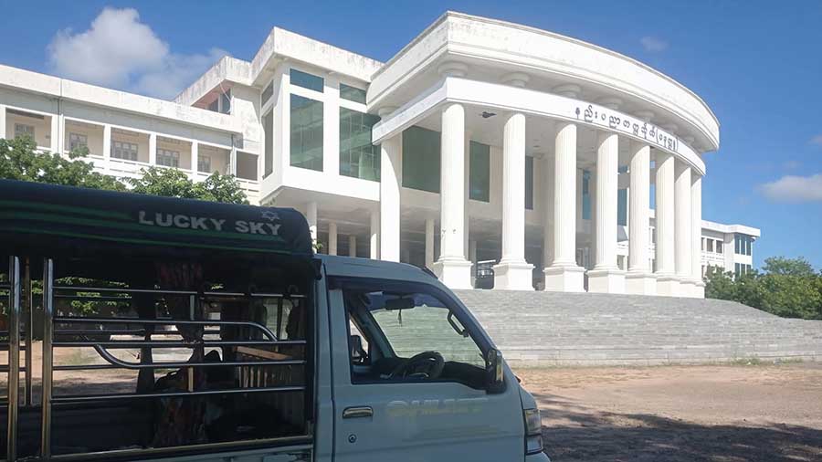 ပခုက္ကူနည်းပညာတက္ကသိုလ် တာဝန်ခံကျောင်းအုပ် အပါအဝင် ၄ ဦး ဖမ်းဆီးခံရ