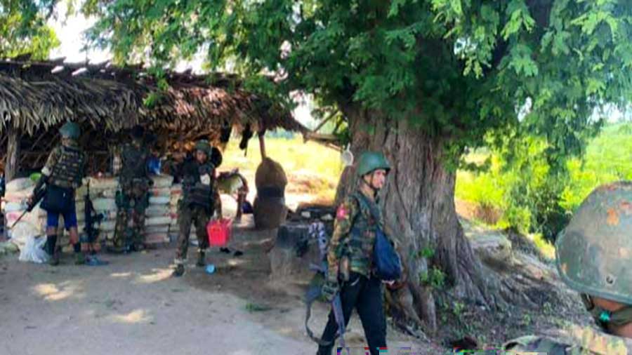 တောင်သာ၌ စစ်တပ်က ဗုံးကြဲပြီး မီးရှို့သဖြင့် ဆရာတော် ၁ ပါး ပျံလွန်၊ လူနေအိမ်များ ပျက်စီး