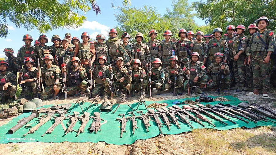ခင်ဦးတိုက်ပွဲ၌ စစ်တပ်လက်နက်ခဲယမ်းများ တော်လှန်ရေးတပ် သိမ်းဆည်းရရှိ