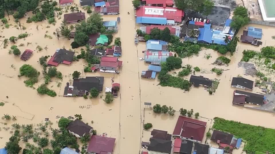 မလေးရှားတွင် ရေကြီးရေလျှံပြီး လူပေါင်းထောင်ချီ ဘေးလွတ်ရာ ရွှေ့ပြောင်းခိုလှုံ  