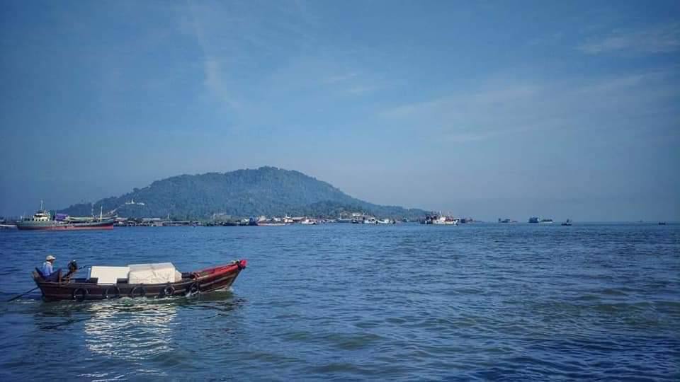 ကျွန်းစုတွင် စစ်သင်္ဘောများဖြင့် စောင့်ကြပ်ပြီး စက်လှေများကို ညဘက်ထွက်ခွင့်ပိတ်ထား