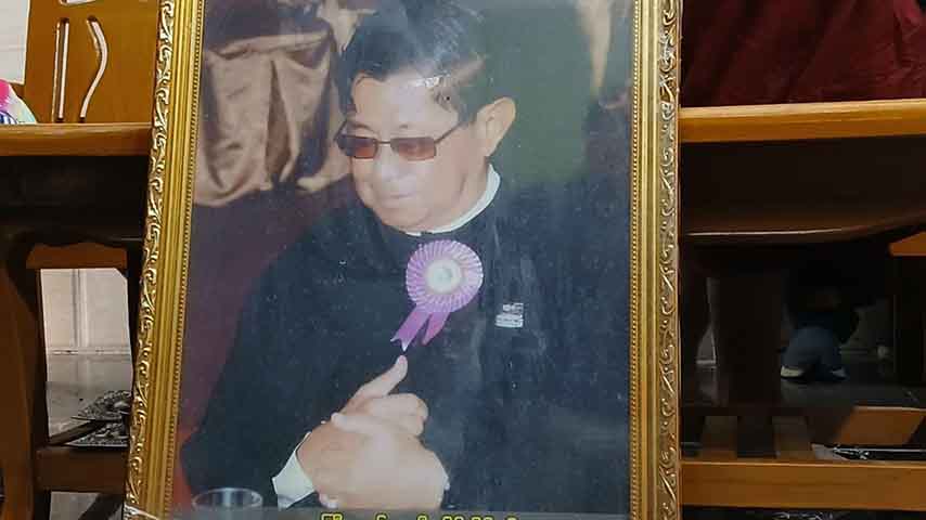 မြန်မာစာဆရာကြီး ဂုဏ်ထူးဦးသိန်းနိုင် စျာပန ရေဝေးသုသာန်တွင် ပြုလုပ် (ဓာတ်ပုံ)