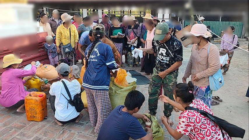 ခင်ဦးမြို့နယ်တွင်းက စစ်ရှောင်များအတွက် လှည့်လည်လှူဒါန်းနေ (ဓာတ်ပုံ)