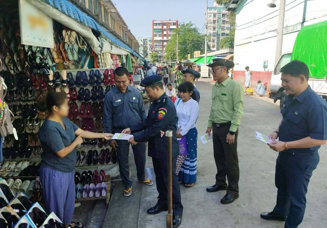 ရွေးကောက်ပွဲ လက်ကမ်းစာစောင်ဝေရန် ဝန်ထမ်းများကို နေ့စားခပေးပြီး စစ်ကောင်စီ စေခိုင်း