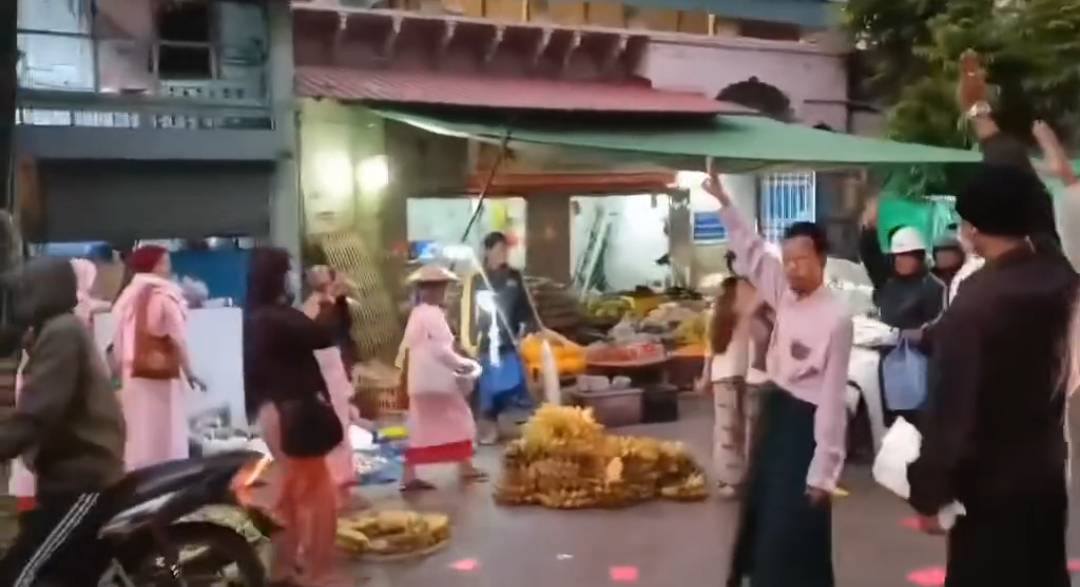 မန္တလေး ဈေးချိုအနီး၌ ဒေါက်တာတေဇာဆန်း ဦးဆောင်ပြီး ရွေးကောက်ပွဲ ကန့်ကွက်ဆန္ဒပြ