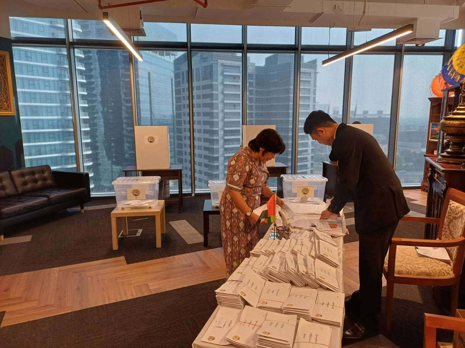 ယူအေအီးရှိ စစ်ကောင်စီသံရုံးက ကြိုတင်မဲထည့်ရန်   မြန်မာလုပ်ငန်းရှင်အချို့ကို ဖိအားပေး
