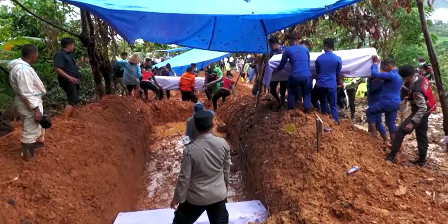 အင်ဒိုနီးရှား ရေကြီးမြေပြိုမှုကြောင့် သေဆုံးသွားသူများ၏ ရုပ်အလောင်းများကို အစုလိုက် မြှုပ်နှံ 