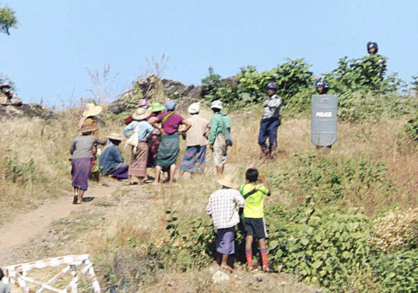 ရဲႏွင့္ လက္ပံေတာင္း ေဒသခံ ထိပ္တုိက္ေတြ႔၊ ရြာသား ၂ ဦး ဒဏ္ရာရ