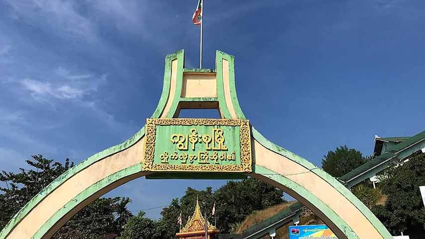 ကျွန်းစုတွင် စစ်သင်္ဘောပေါ်က လက်နက်ကြီးများပစ်ခတ်နေသဖြင့်  ဒေသခံများ ထွက်ပြေး