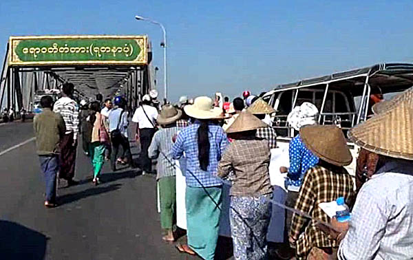 ရတနာပုံတံတားစီမံကိန္း ပုိလွ်ံေျမမ်ား ျပန္ရေရး ေဒသခံမ်ား ဆႏၵထုတ္ေဖာ္