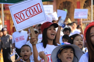 ေက်ာက္မီးေသြးစက္ရုံစီမံကိန္းကုိ ေရးၿမိဳ႕ခံမ်ား ဆႏၵျပ (ဓာတ္ပုံ)