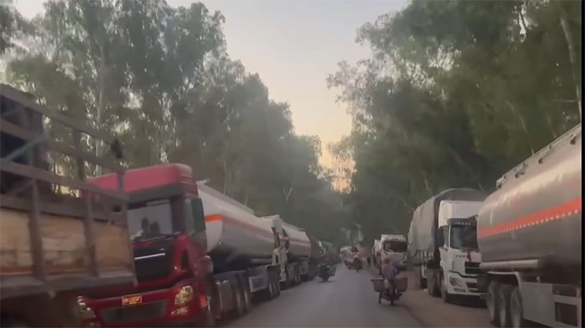 မန္တလေး-မြစ်ကြီးနားလမ်း ခင်ဦးကနေ ကျီကျင်းအထိ ကားထောင်ချီ ပိတ်မိနေ