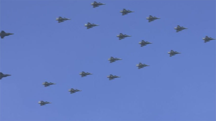 ဆွီဒင်နှင့် ဒိန်းမတ် ဂျက်လေယာဉ်များ ခရစ္စမတ်သစ်ပင်ပုံစံ ပျံသန်း