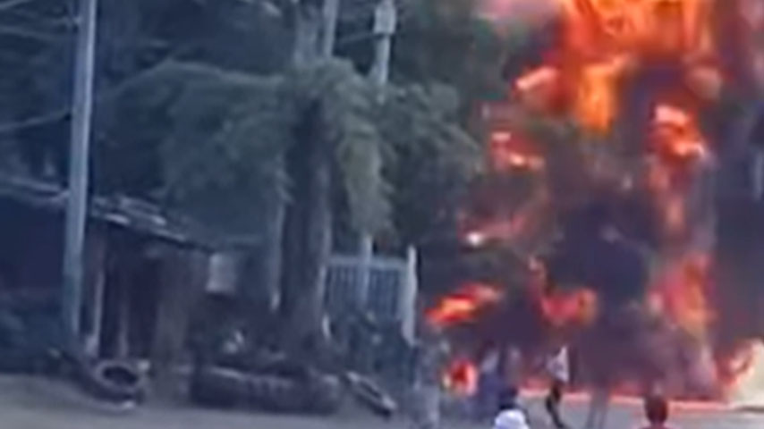 သိန္နီ ပန့်ဆီဆိုင်၌ ဆီဖြည့်နေစဉ် မီးလောင်ပြီး ကား ၄ စီး ပျက်စီး