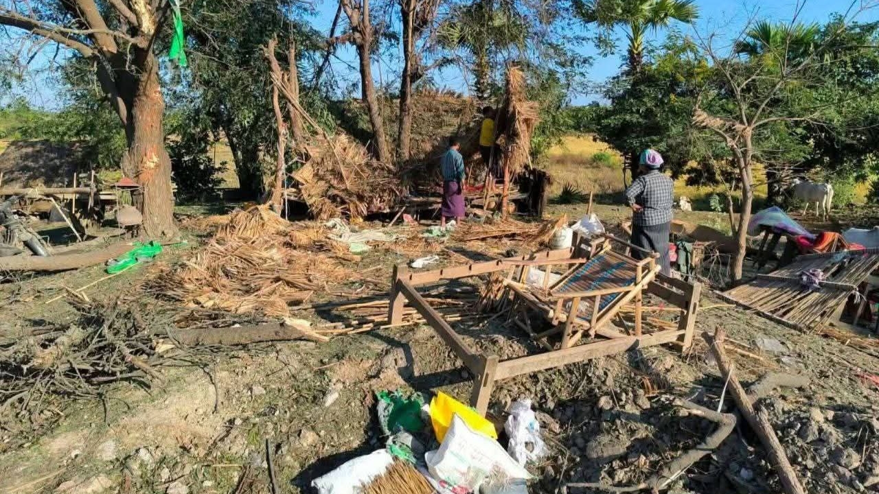 ဝက်လက်မြို့နယ်၊ သန်းကုန်းတောတိုက် ဗုံးထပ်ကြဲခံရ၊ လူ ၃ ဦးဒဏ်ရာရပြီး အိမ်များ မီးလောင်